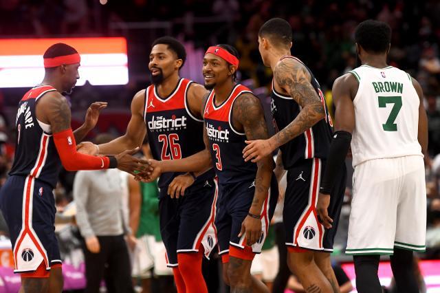 开云体育app-比尔被队友抬出“会议室” 奇才核心留队希望大增